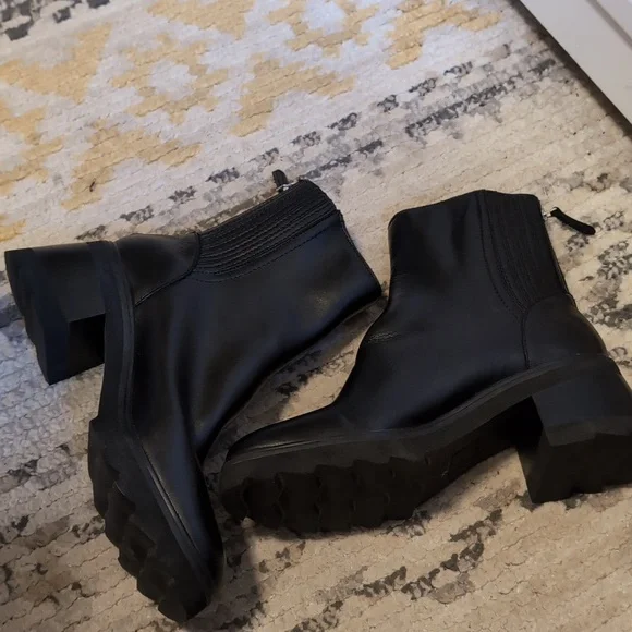 dolce Vita rain boots - Picture 2 of 3